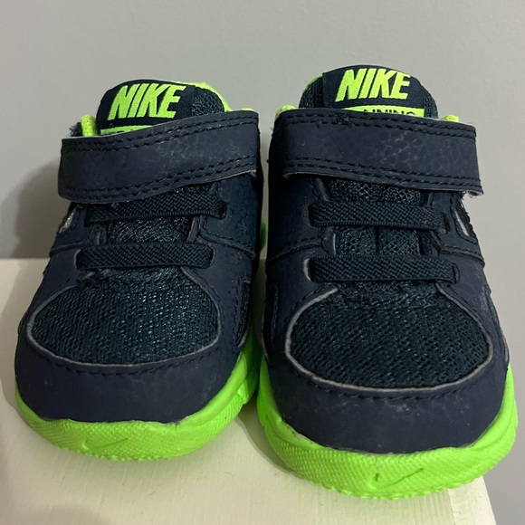 Nike Infant Sneakers Size 2C - Picture 3 of 4